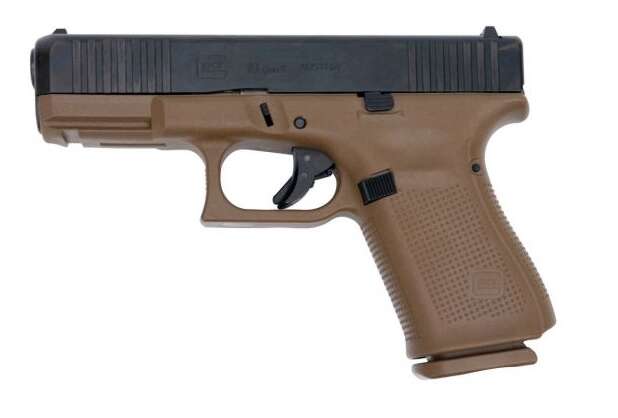 Handguns Glock G19 G5 9mm G19 G5 9MM 15+1 4.0" FS FDE • 3-15RD MAGS | FRONT SERRATIONS • Model: G19 G5